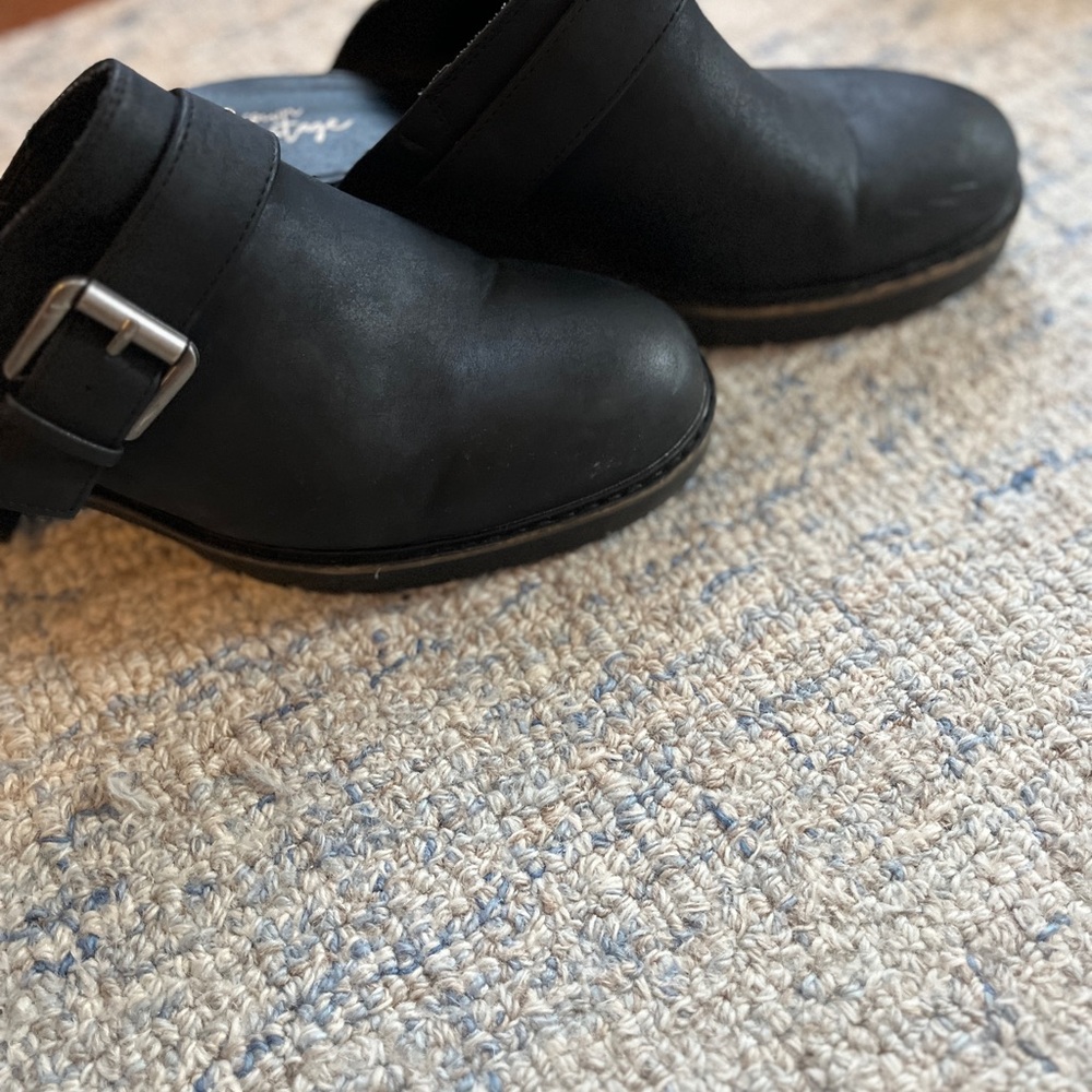 Black heeled mules with Buckle